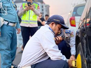 Dishub Kota Jogja Gembok-Gembosi Ban Kendaraan Parkir Sembarangan Dishub Kota Jogja Gembok-Gembosi Ban Kendaraan Parkir Sembarangan