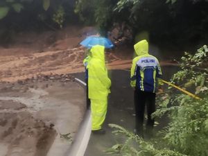 Ada Longsor Susulan, Jalur Sumbar-Riau di Limapuluh Kota Masih Tertutup Ada Longsor Susulan, Jalur Sumbar-Riau di Limapuluh Kota Masih Tertutup
