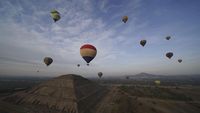 Balon Udara Beterbangan di Atas Piramida Meksiko