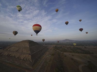 Balon Udara Beterbangan di Atas Piramida Meksiko