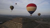 Menikmati Lanskap Piramida Matahari Meksiko dari Balon Udara
