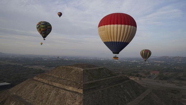 Menikmati Lanskap Piramida Matahari Meksiko dari Balon Udara