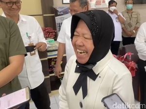 Tawa Risma Saat Tahu Oknum Buruh Viral Telanjang Dada Mandi Beras Bulog Tawa Risma Saat Tahu Oknum Buruh Viral Telanjang Dada Mandi Beras Bulog