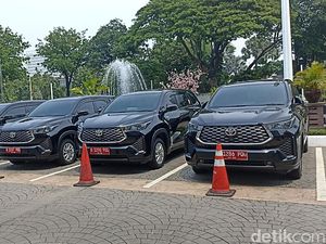 Sejumlah Mobil Hybrid Terparkir di Balkot DKI, Mobil Baru Kepala Dinas?