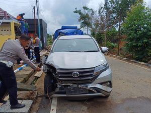 Penampakan Mobil Ketua KPU Lubuklinggau yang Tabrak Motor Tewaskan 2 Bocah Penampakan Mobil Ketua KPU Lubuklinggau yang Tabrak Motor Tewaskan 2 Bocah