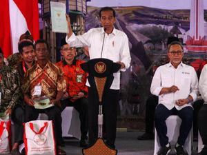 Momen Jokowi bagi-bagi Sertifikat ke Warga Jawa Timur