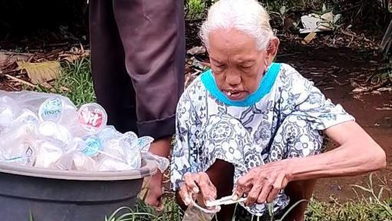 Kisah Pemulung Nenek Nani, Hidup Serba Kekurangan dan Tinggal di Rumah Doyong