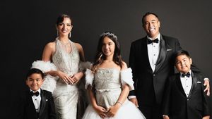 7 Foto Terbaru Pemotretan Keluarga Nia Ramadhani, Disebut Bak Melihat Drakor