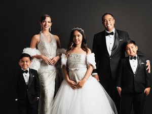 7 Foto Terbaru Pemotretan Keluarga Nia Ramadhani, Disebut Bak Melihat Drakor