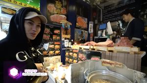 Nikita Mirzani Asyik Liburan di Jepang, Cicip Sate Wagyu hingga Ramen