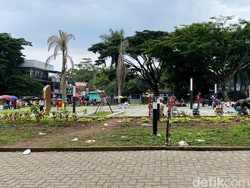 Jorok, Sampah Berserakan Kotori Taman Monju Bandung