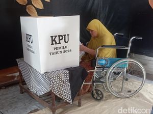 Berkursi Roda, Penyandang Disabilitas di Blora Butuh 10 Menit buat Nyoblos