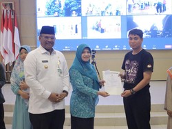 Pj Gubernur Safrizal Bantu Peralatan-Sertifikat Halal kepada Ratusan UMKM Babel