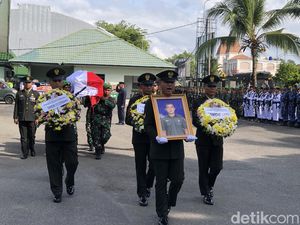 Pecah Tangis hingga Tak Kuat Berdiri Istri Lihat Peti Jenazah Kopda Hendrianto Pecah Tangis hingga Tak Kuat Berdiri Istri Lihat Peti Jenazah Kopda Hendrianto