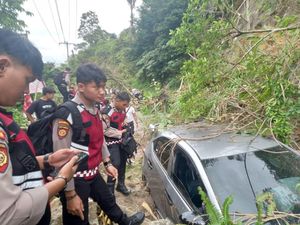 10 Meter Jalan di Taput Tertimbun Longsor, Mobil Tertimpa-Lalin Putus Total 10 Meter Jalan di Taput Tertimbun Longsor, Mobil Tertimpa-Lalin Putus Total