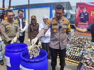 Polisi Musnahkan 8 Ribu Botol Miras dan Petasan Pemicu Tawuran di Bogor