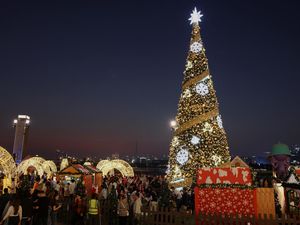 Potret Kelap-kelip Cahaya Natal Terangi Dubai