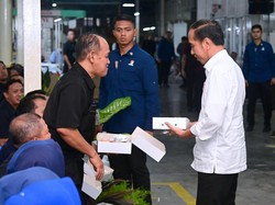 Momen Jokowi Makan Nasi Kotak Bareng Karyawan Pabrik, Lauknya Sama