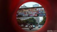 Pusing! Spanduk Pemilu Tutupi JPO Mas Mansyur Jakarta