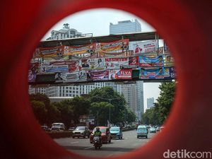 Pusing! Spanduk Pemilu Tutupi JPO Mas Mansyur Jakarta Pusing! Spanduk Pemilu Tutupi JPO Mas Mansyur Jakarta