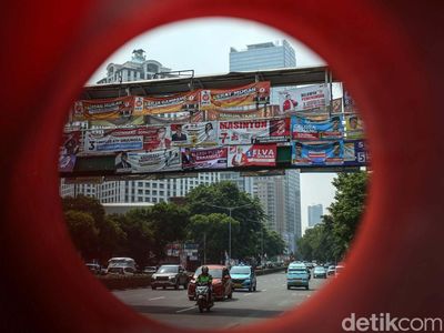 Pusing! Spanduk Pemilu Tutupi JPO Mas Mansyur Jakarta