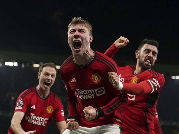 Manchester United's Rasmus Hojlund, center, celebrates scoring their side's third goal during the English Premier League soccer match between Manchester United and Aston Villa at the Old Trafford stadium in Manchester, England, Tuesday, Dec. 26, 2023. (Martin Rickett/PA via AP)