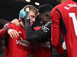 Momen Onana Lari Lintas Lapangan untuk Ikut Rayakan Gol Hojlund