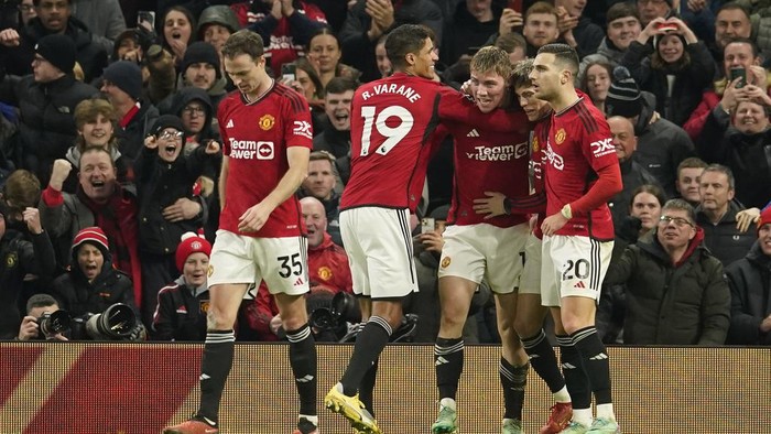 Manchester Uniteds Rasmus Hojlund, centre right, celebrates after scoring his sides third goal during the English Premier League soccer match between Manchester United and Aston Villa at the Old Trafford stadium in Manchester, England, Tuesday, Dec. 26, 2023. (AP Photo/Dave Thompson)