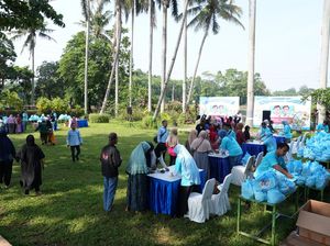 Relawan for Gibran Gelar Tebus Murah Sembako di Jabar, Berdayakan UMKM Lokal