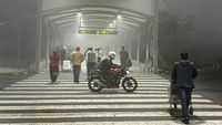 Saat New Delhi Diselimuti Kabut Tebal, Jarak Pandang Hampir Nol