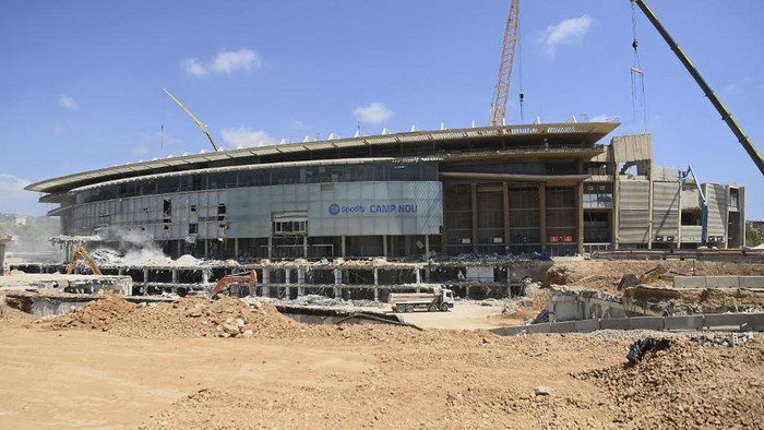 Picture shows ongoing construction works to build the new Camp Nou stadium in Barcelona on August 9, 2023. (Photo by Pau BARRENA / AFP)