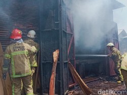 Tempat Pengeringan Kayu di Karanganom Klaten Terbakar