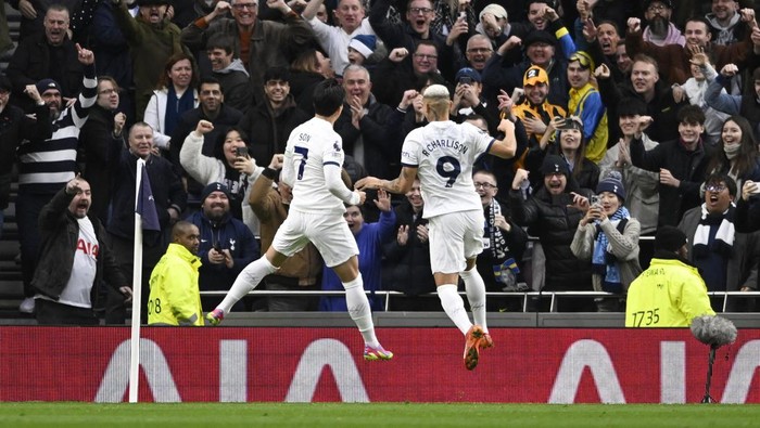 Soccer Football - Premier League - Tottenham Hotspur v Everton - Tottenham Hotspur Stadium, London, Britain - December 23, 2023  Tottenham Hotspurs Son Heung-min celebrates scoring their second goal with Richarlison REUTERS/Tony Obrien NO USE WITH UNAUTHORIZED AUDIO, VIDEO, DATA, FIXTURE LISTS, CLUB/LEAGUE LOGOS OR LIVE SERVICES. ONLINE IN-MATCH USE LIMITED TO 45 IMAGES, NO VIDEO EMULATION. NO USE IN BETTING, GAMES OR SINGLE CLUB/LEAGUE/PLAYER PUBLICATIONS.
