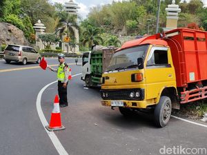 Truk Macet-Melintang di Tikungan Slumprit Jalan Wonosari Truk Macet-Melintang di Tikungan Slumprit Jalan Wonosari
