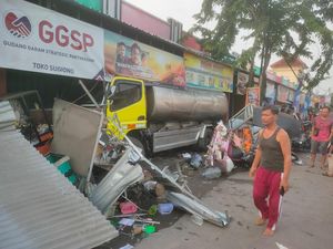 Truk Tangki Nyelonong Tabrak Motor hingga Gerobak PKL di Ngawi