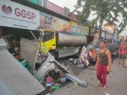 Truk Tangki Nyelonong Tabrak Motor hingga Gerobak PKL di Ngawi