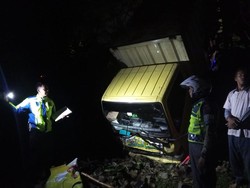 Hindari Pemotor, Truk Boks Tabrak Tembok Vila di Puncak Bogor