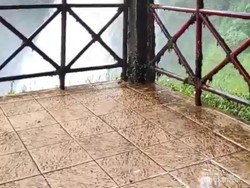 Menikmati Keindahan Air Terjun Berasap di Jambi