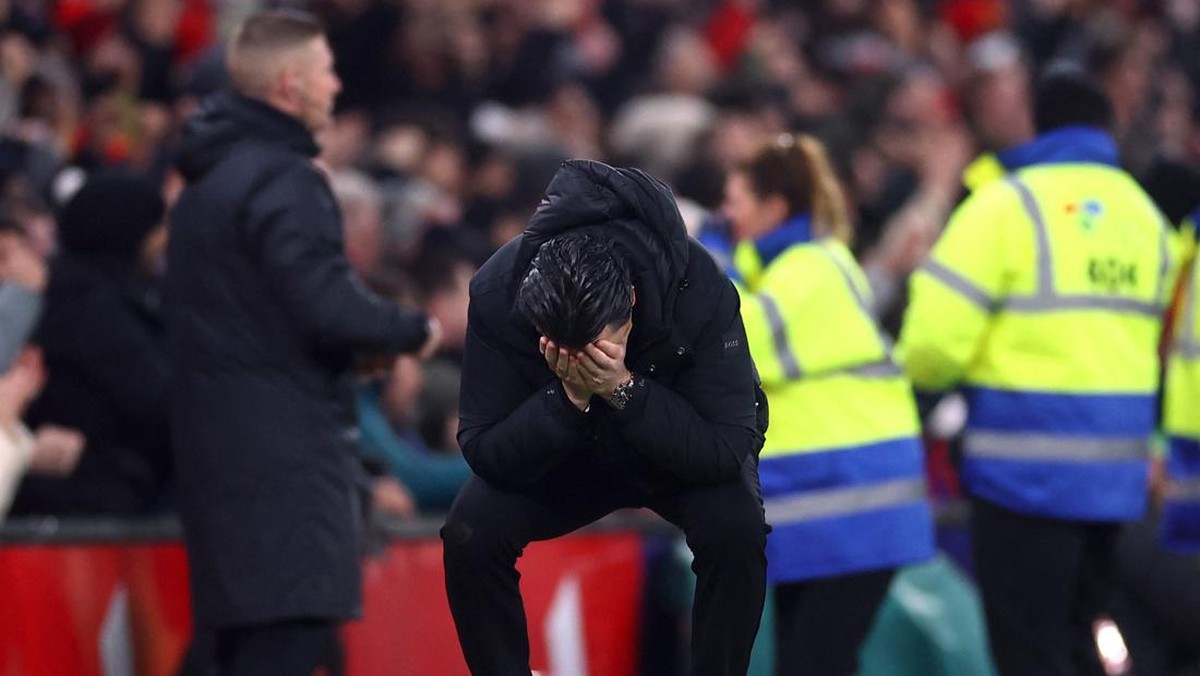 Unai Emery menutup wajahnya usai Aston Villa kebobolan. Foto: REUTERS/CARL RECINE