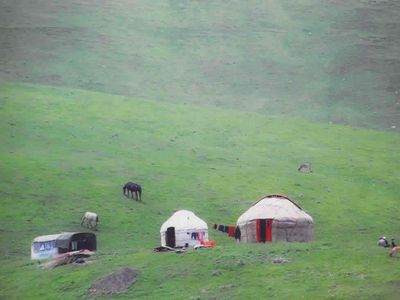 Wujud Yurt, Rumah Tradisional yang Ditenun hingga Dijahit