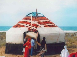 Uniknya Yurt, Rumah yang Dibangun dengan Cara Ditenun dan Dijahit