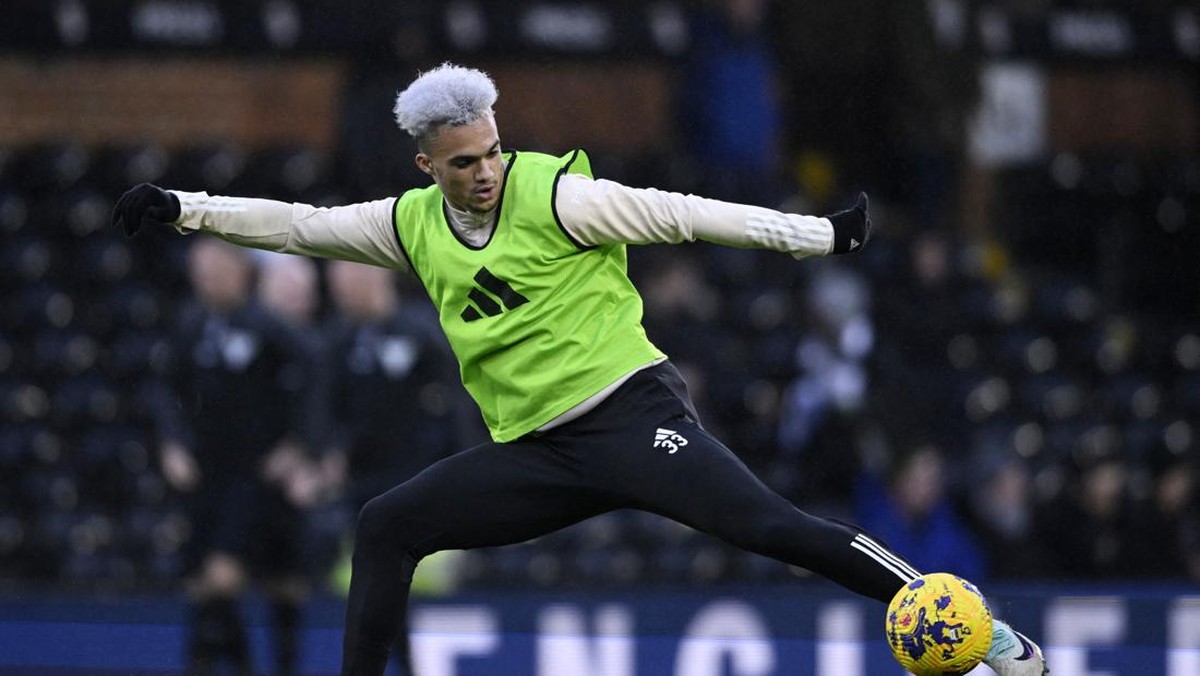 Pemain Fulham Antonee Robinson diincar Liverpool yang lagi krisis bek kiri (REUTERS/TONY OBRIEN)
