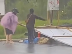 Viral Baliho Roboh Timpa Pemotor Hingga Terkapar di Badung