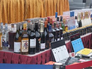 Rokok hingga Sex Toys Ilegal Senilai Rp 7,9 M di Batam Dimusnahkan