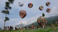 Belasan Balon Tradisional Meriahkan Libur Nataru di Bukit Seroja