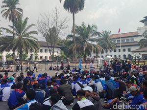 Demo di Gedung Sate, Buruh Tuntut Bey Machmudin Mundur!