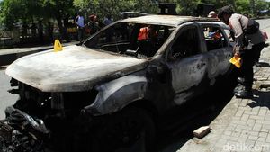 Ricuh Arak-arakan Jenazah Lukas Enembe Berbuntut Pembakaran Mobil