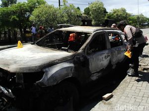 Ricuh Arak-arakan Jenazah Lukas Enembe Berbuntut Pembakaran Mobil Ricuh Arak-arakan Jenazah Lukas Enembe Berbuntut Pembakaran Mobil