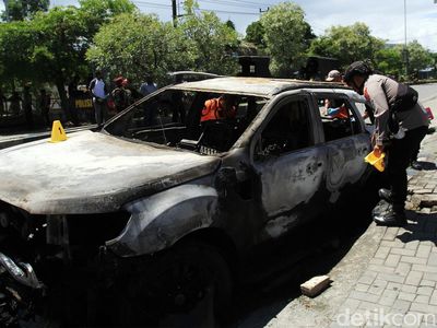 Ricuh Arak-arakan Jenazah Lukas Enembe Berbuntut Pembakaran Mobil