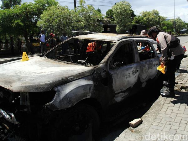 Ricuh Arak-arakan Jenazah Lukas Enembe Berbuntut Pembakaran Mobil
